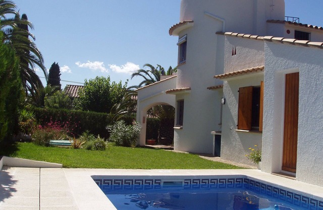 Estartit, Typical independent house by the sea, private pool, garden