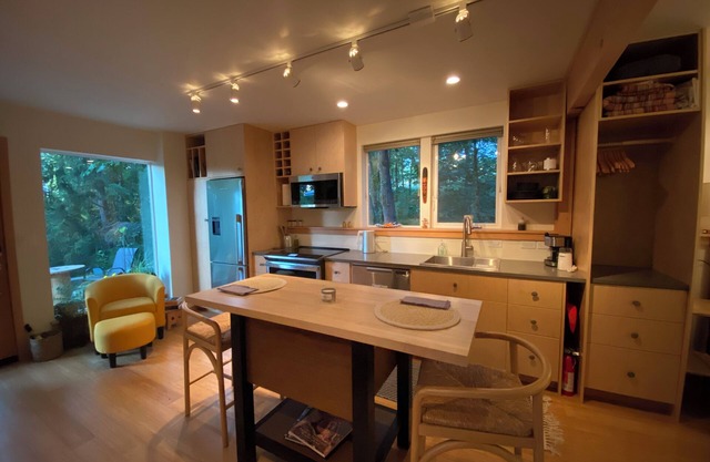 Eugene Woodsy Studio - a peaceful, private hideaway with hot tub