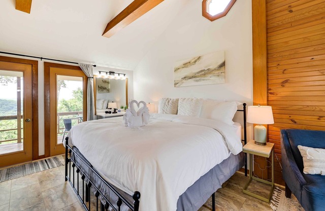 Eureka Springs Cabin Rental ~ 5 Mi to Beaver Lake!