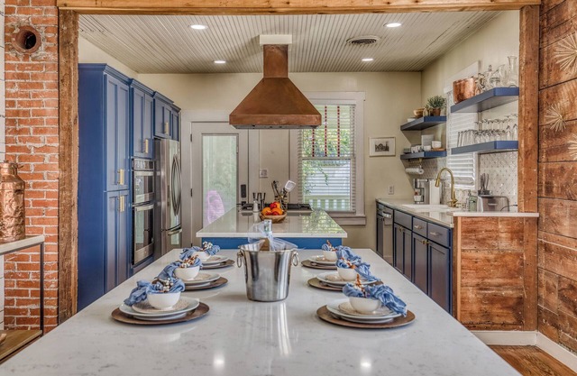 Eva on West Alamo-Walk to Downtown Brenham!