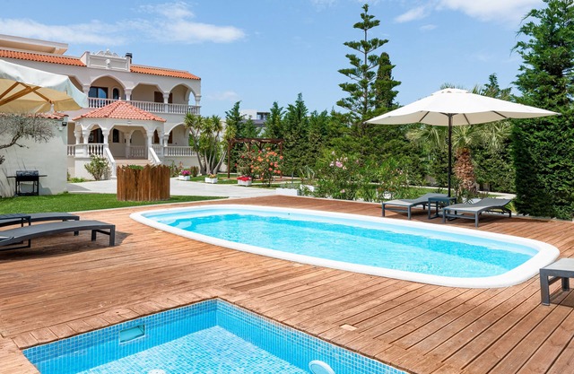 Evelyn Villa with private pool up to 10