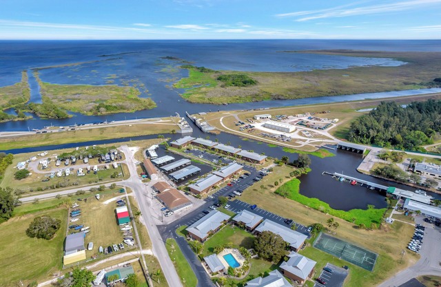 Everglades Gator at Rolands King Beds cozy clean stay