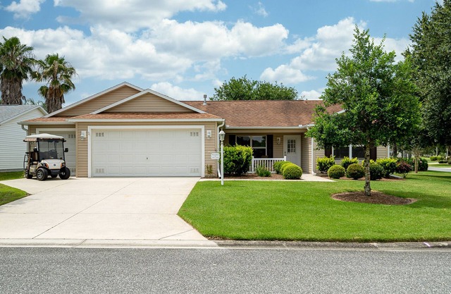 Everything! 3/2, FREE golf & 4-seat cart, Resident passes, pets, Lake Sumter Sq.