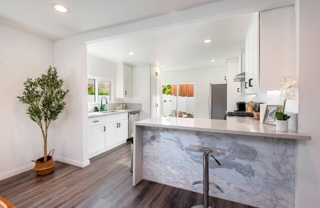 Excellent 2BD 2BR Home in South Los Angeles with Outdoor Space - Sleeps 10