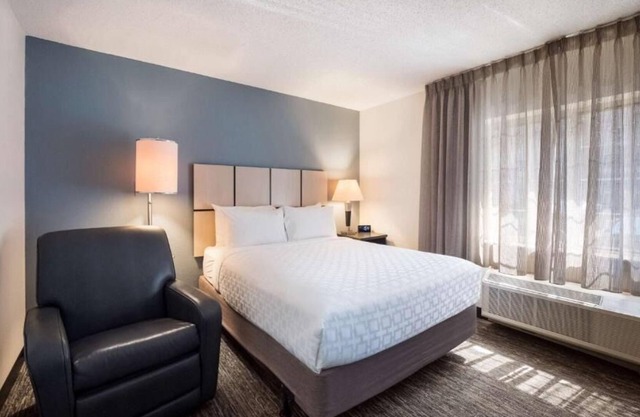 Excellent Choice! Pet-friendly Unit, Full Kitchen, Private Parking!