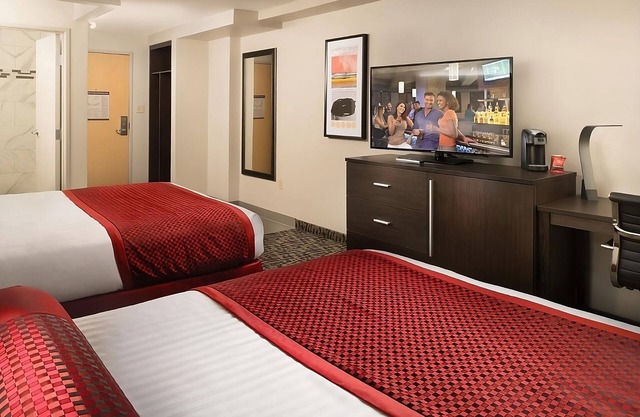 Excellent Choice! With Pool, Onsite Parking, Short Drive to Mob Museum