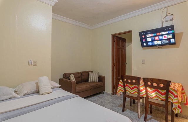 Excellent Single Room 1 Double Bed Free High Speed Wireless & Wired Intenert