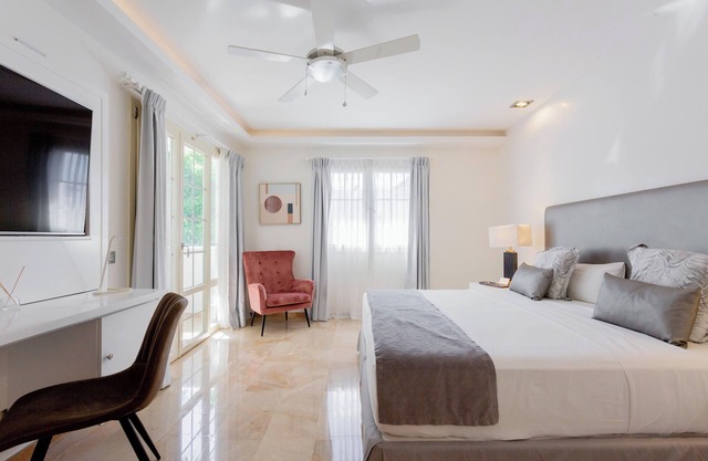 Exclusive 10BR Retreat – Rooftop Views, Chef + Daily Cleaning – Walk to Beach