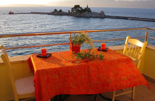 EXCLUSIVE 2 Bed SEAFRONT Apt - STUNNING VIEWS (new)