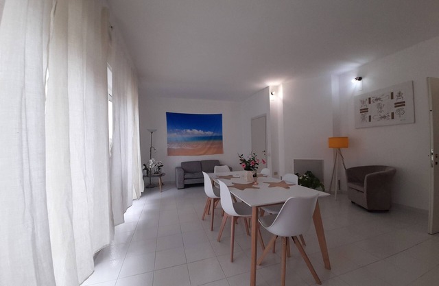 Exclusive three-bedroom, three-bathroom apartment by the sea at Poetto