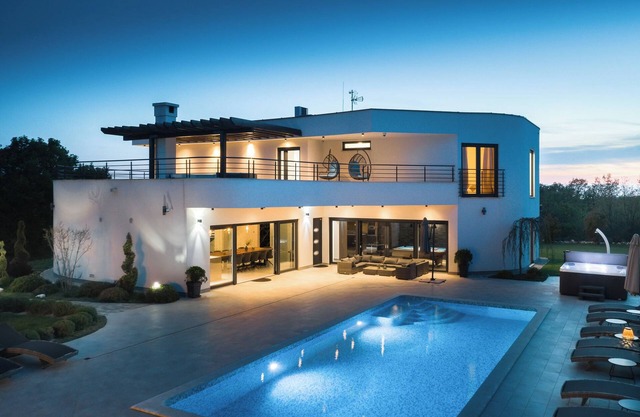 Exclusive Vila, private tennis court, mini golf, heated pool, 10.000m2 plot area