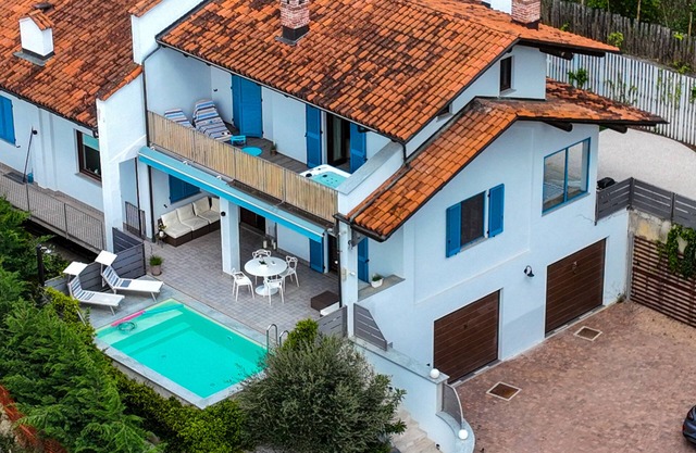 Exclusive Villa with pool and penthouse in Barolo wine area