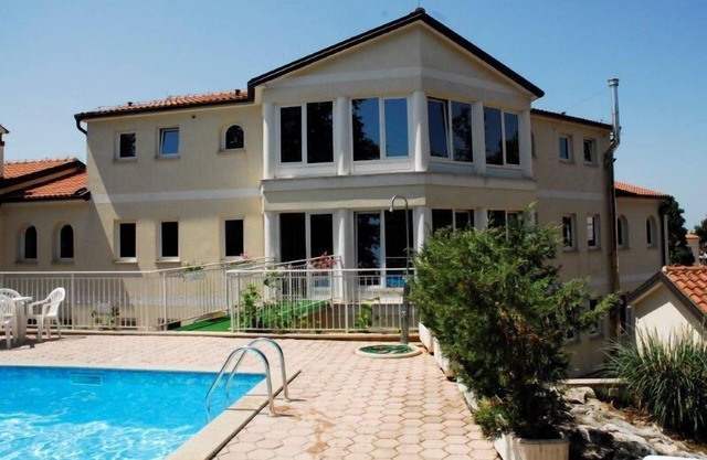 Exclusive villa with pool, guest rooms with rich breakfast buffet