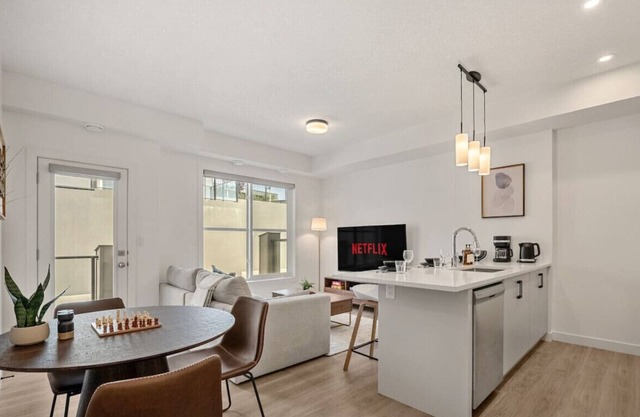 Executive Suite with King Bed » Garage » AC » Free » 65`