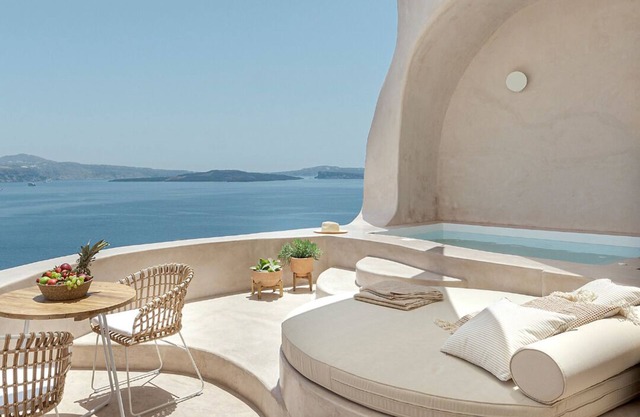 Exotic Cave Suite with Hot Tub and Sea view by Caldera Houses