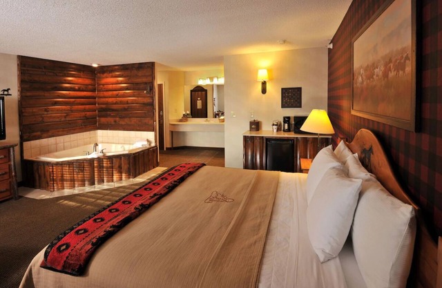 Expanded King with Whirlpool in Stoney Creek St. Joseph