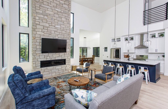 Expansive, Modern Home + Great for Groups and families!