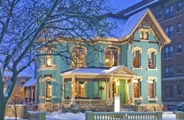 Experience a relaxing, cozy and friendly stay. Walking distance to downtown!