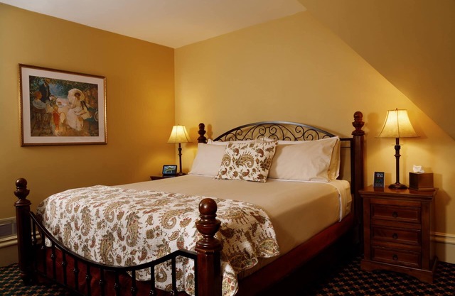 Experience a relaxing, cozy and friendly stay. Walking distance to downtown!