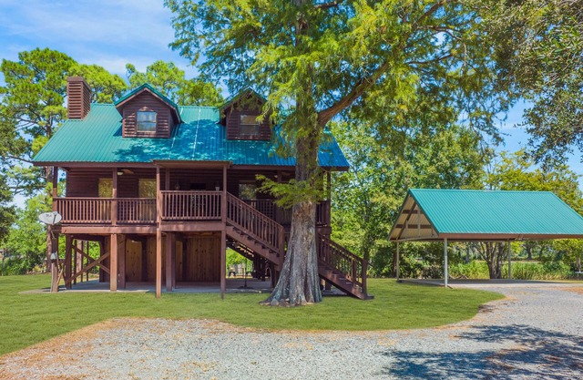 Experience Louisiana, Cabin on Bayou Petite Anse, centrally located in Acadiana