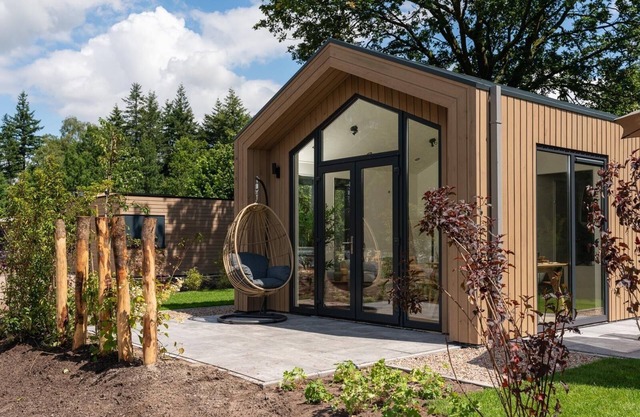 Experience luxury and nature in the Tiny Lodge in the Veluwe! Single-story with 2 bedrooms, a fully equipped kitchen, air conditioning, and a private hot tub in the garden.