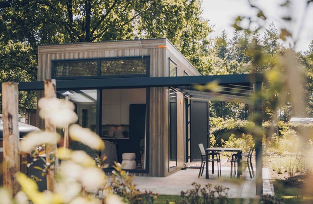 Experience luxury and nature at the Reeëndal Lodge on the Veluwe! With 1 bedroom, 1 sleeping loft, and a fully equipped kitchen, you can completely unwind in the lovely private hot tub.