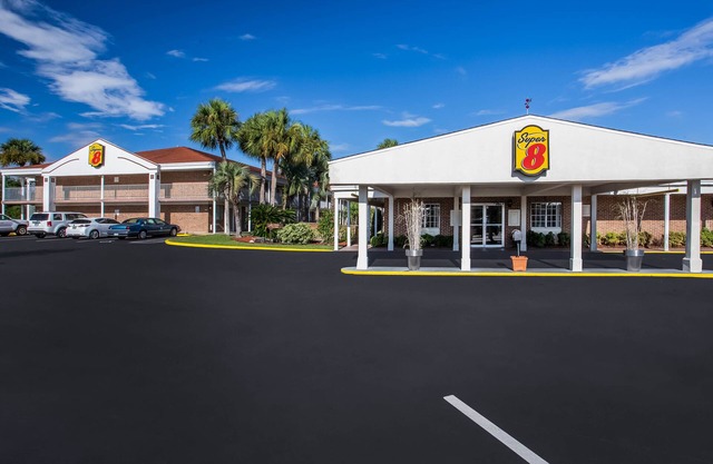 Experience the Best Hospitality in Lake City!