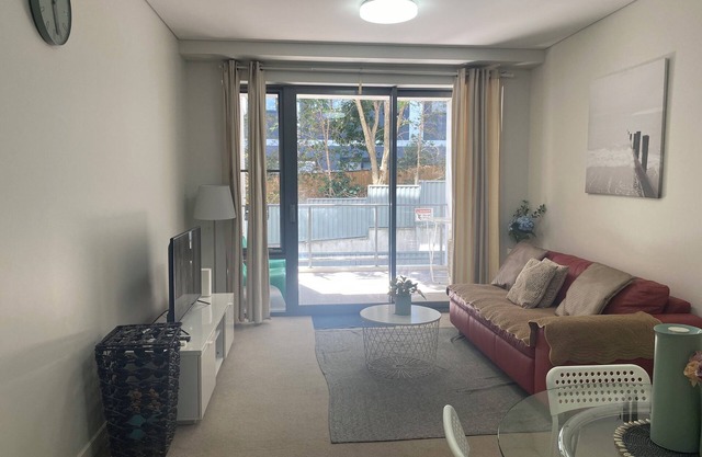 Exquisite 1 Bedroom Plus Study +Parking, Close to CBD