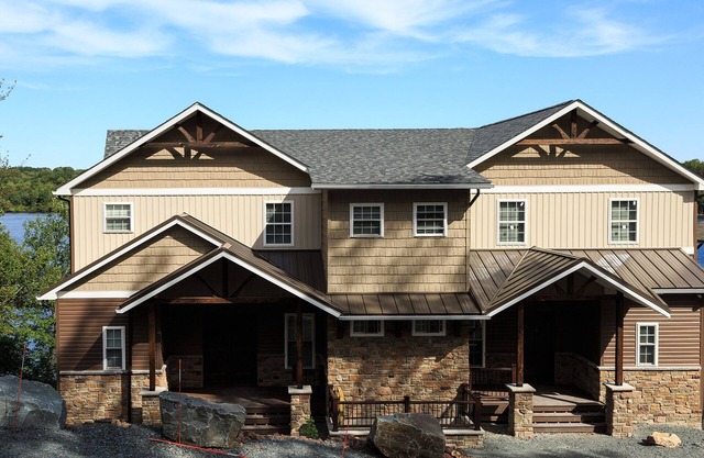 EXQUISITE LAKEFRONT "EAGLE'S NEST LODGE DUPLEX"