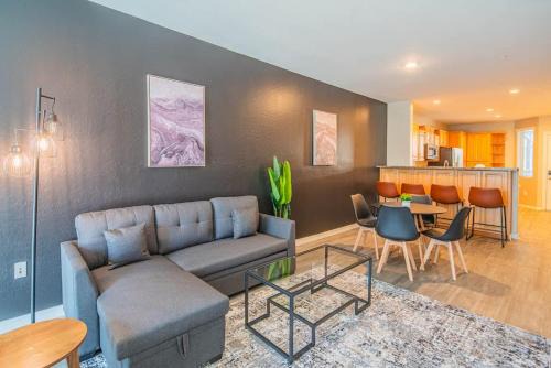Extensive 2BD - ASU - Sloan Pk - WD - Parking - Sleeps 8