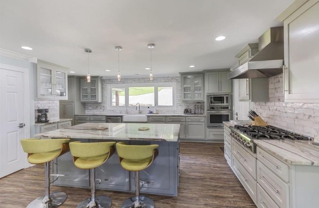 Extraordinary Lake Keowee Waterfront Home Close to Town