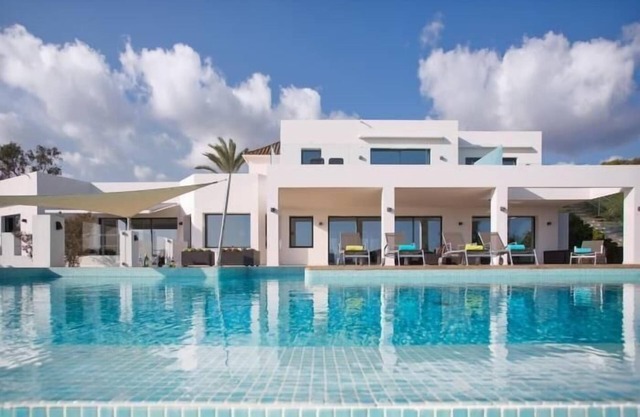 Extravagant 8 BDRM Villa In Marbella, Beachside ✔