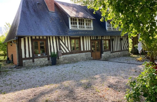F3 house with garden in Saint-Vaast-en-Auge