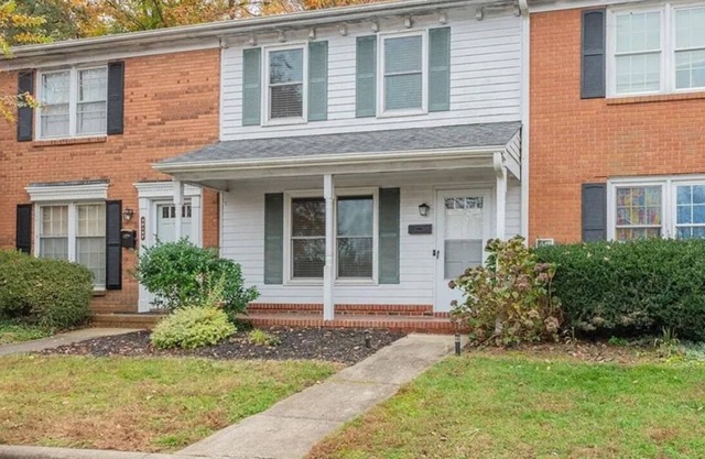 Fabulous 2-Bed Condo In Private Community; Greensboro Close to PTI & Downtown