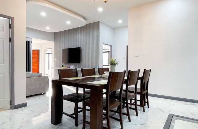 Fabulous 4-bedroom villa with AC & Comfortable Beds near mall