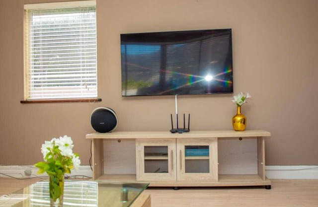 Fabulous 5-bedroom Beach House Stunning Views with WiFi in Hout Bay Cape Town