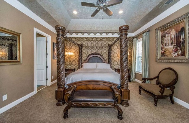 Fabulous 5 Bedroom Home W/Resort Style Amenities