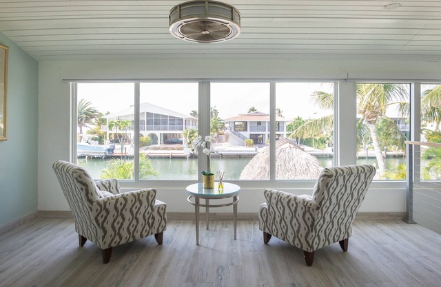 Fabulous Canal Front Villa, 37 ft Dock and 8-person hot tub