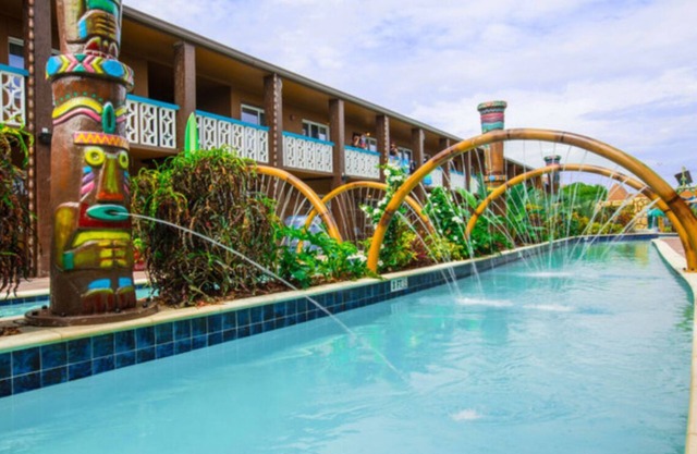 Fabulous Cocoa Beach ~ Pier ~ Charming King Queen 2-Bedroom Resort