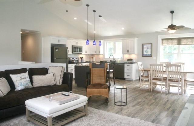 Fabulous Five Bedroom, Walking to Beach