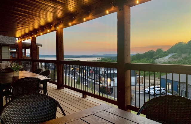 Fabulous Lakeview! Hot Tub/Firepit/Pool Table/Gameroom/Indoor-Outdoor Pools!