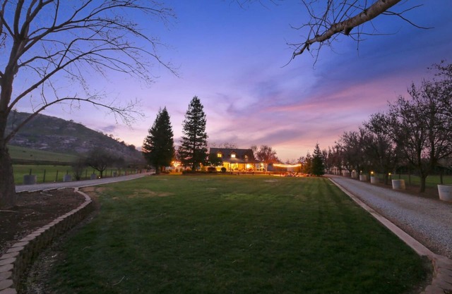 Fabulous RV with full amenities in Exeter!