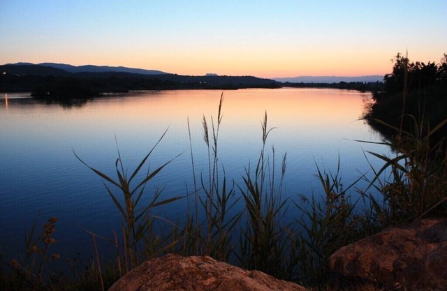 Facing the sea and lake. Ideal for holidays.