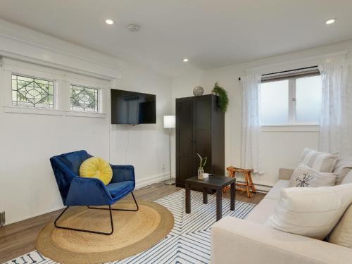 Fairfield Estate Coach House - 30-Day Stay, steps from Cook Street Village by Victoria Prime!