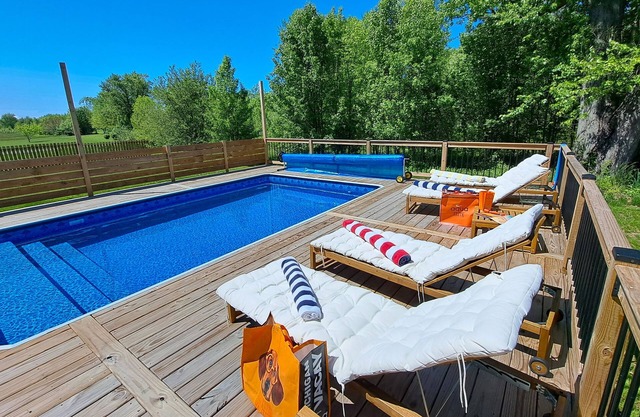 Fall 2 nt min Dog-friendly home 40lb limit -near Lake Michigan pool hot tub