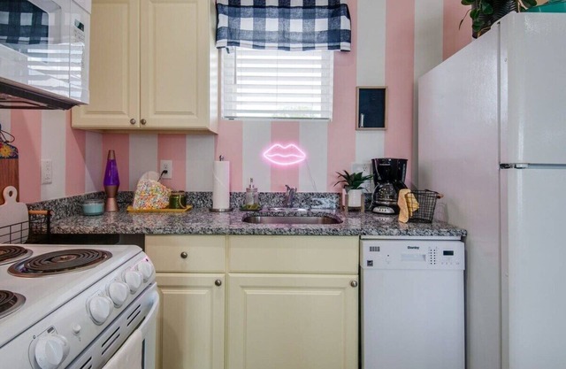 Fall 4K TV, modern kitchen, fast Wi‑Fi near Nissan Stadium & Broadway