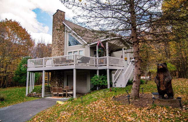 Fall Colors! ! Near Wisp! Hot tub & Fire pit! Walk to the lake! Great Location!