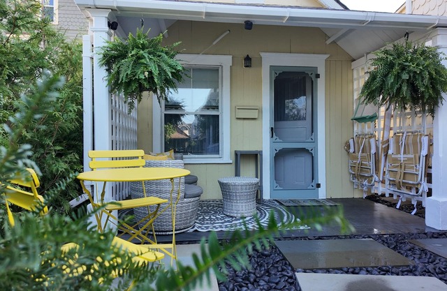 Fall escape to Seaside Cottage blocks from the beach in Ocean Grove. Sleeps 2