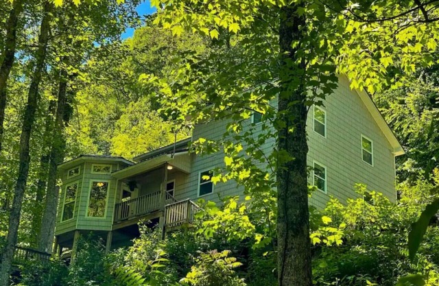 🔥 Fall Flash Sale –15% Off Waterfall deal Spacious 3 Bedroom Cabin Plus One Bedroom Beekeeper Cabin Waterfalls AWD or 4WD recommended
