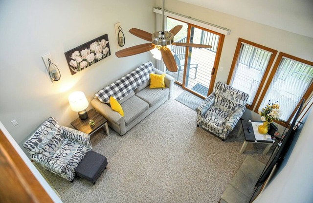Fall Foliage - 2 King Beds - Golf Course View - Indoor Pool - Near Scenic Trails